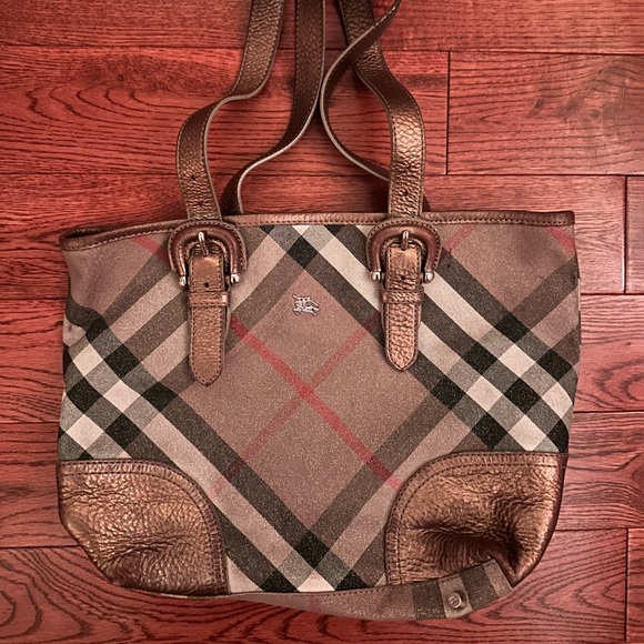 Vintage Burberry Bag! 

-authentic 
-gold and and mix with red - Picture 1 of 5